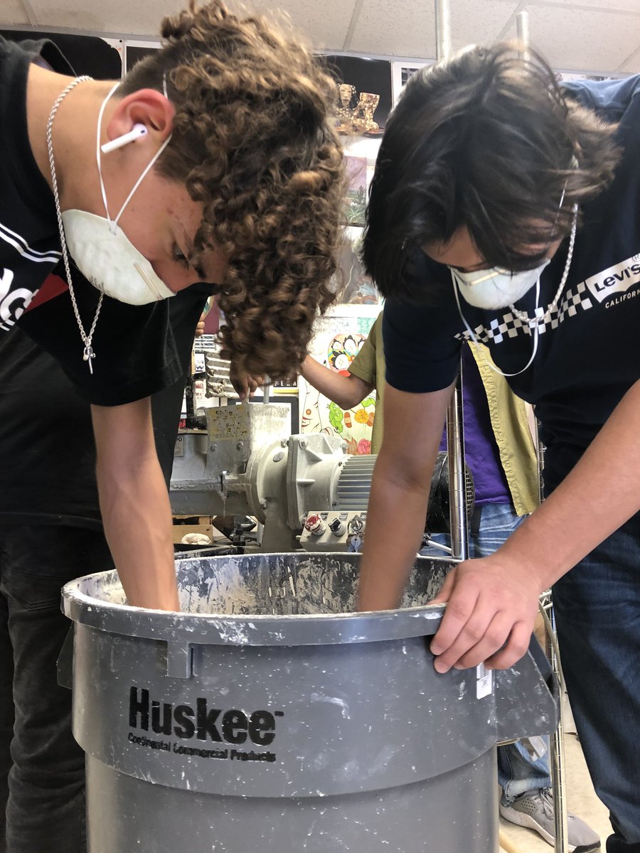 El_Blackwell's tweet photo. The Ceramic crew is always down for a messy time — thankfully! 👍🏽 💪🏽#arteducation #ceramics #pugmill #community https://t.co/jly6HtELOD