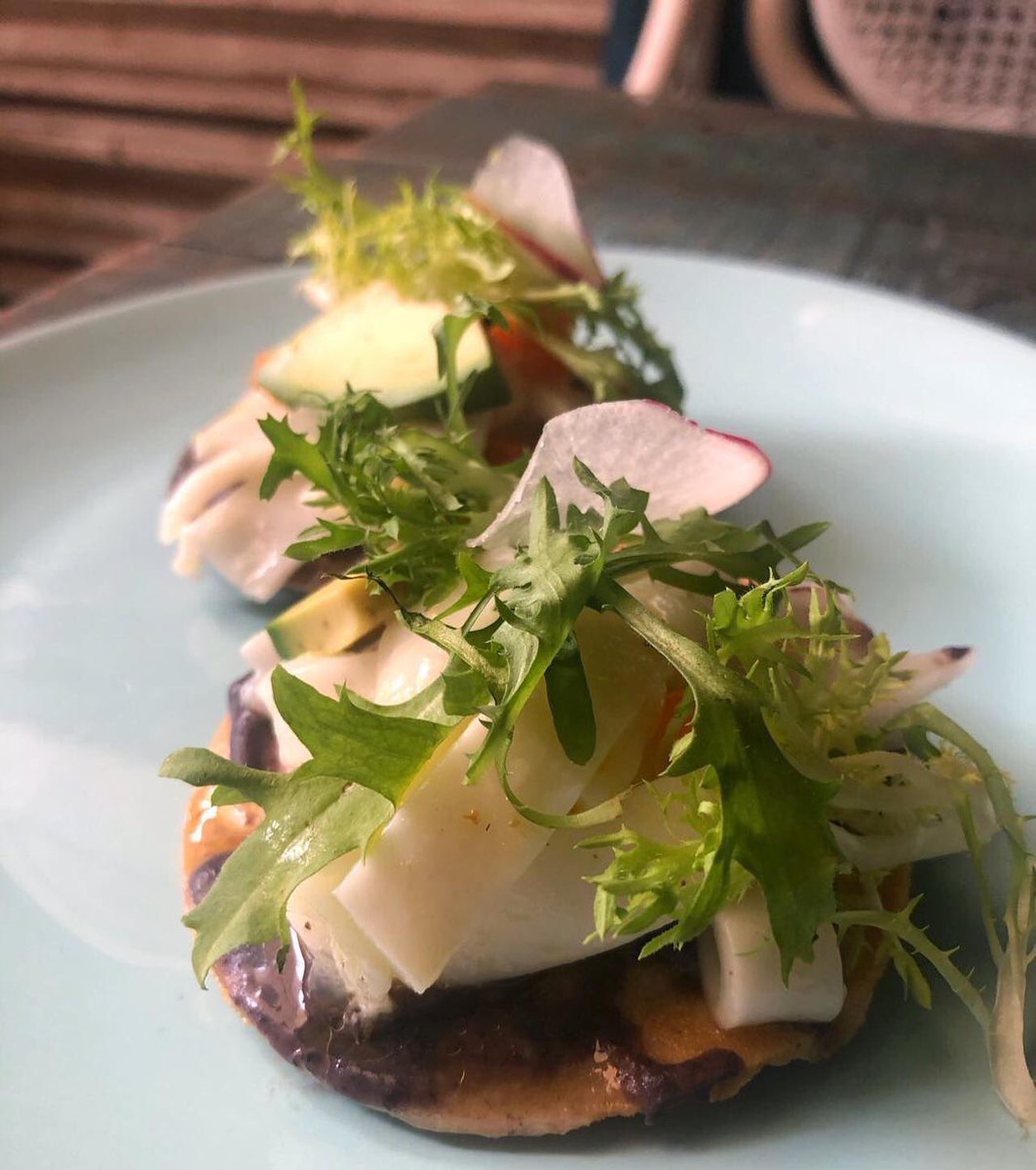 #especialdelmes 
Unas ricas tostadas con frijoles refritos, COCO EN ESCABECHE 🥥✨, aguacate, rábano, lechuga como solo #forevervegano lo sabe hacer.
Encuéntranos en Guanajuato 54, Roma y Alejandro Dumas 16, Polanco #mexicocityvegan #plantbased 🌱