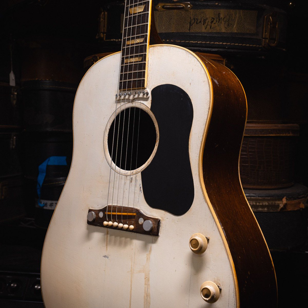 ChicagoMusicEx's tweet photo. We think we just saw a ghost. Hit us up for details on this J-106E! 
#chicagomusicexchange #gibson #j160e #white #refin #1954 #gibsonsofinstagram #gibsonguitars #gibsongram #vintagegibson #gearwire #gearybusey #guitarspotter #guitarphotography #guitarsdaily #tonemob #knowyourtone https://t.co/xI3nusKzdb