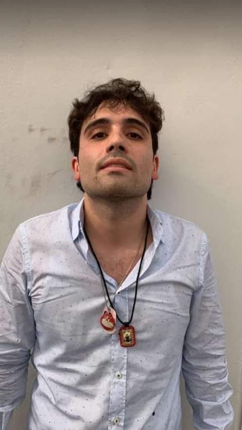 MemesXico's tweet photo. El hijo del chapo//El guardia del aurrera https://t.co/5nTTW7A1Ph