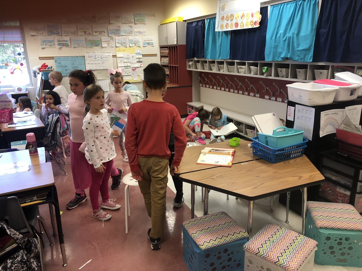 Jennifercluff3's tweet photo. Book Buddies with first graders! #Springrunfun https://t.co/DQSmrSeF00