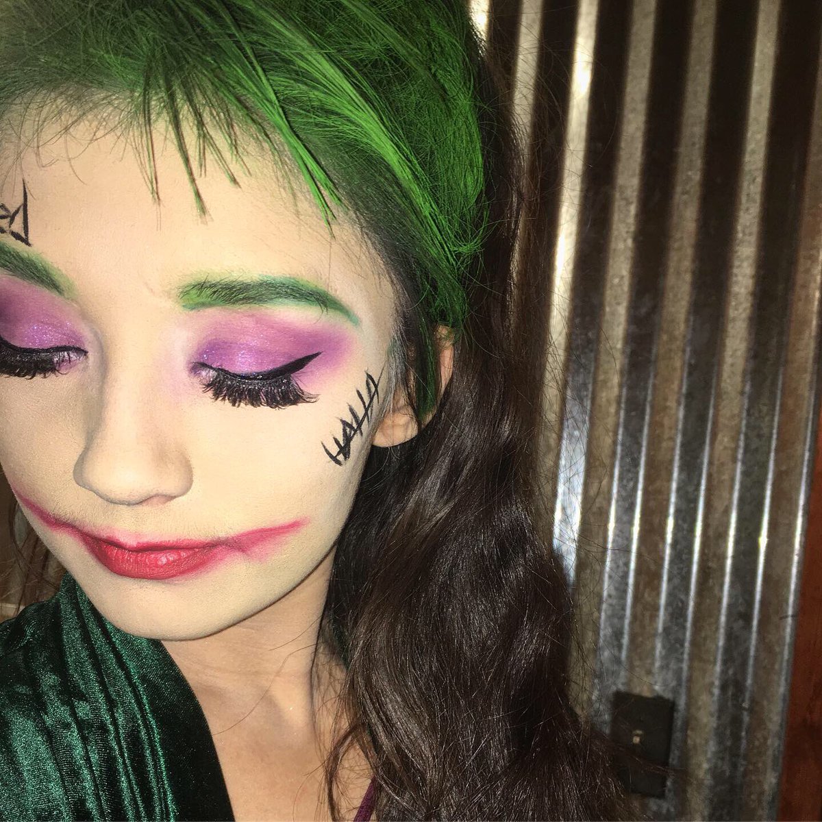 _k_mua_k_'s tweet photo. Iβm such a fucking poser.
DAY 17 #30DOL and Iβm a different kind of clown π
#joker #jokermakeup #jokermovie #jokerπ #makeup #mua https://t.co/Ew408Mr1oX