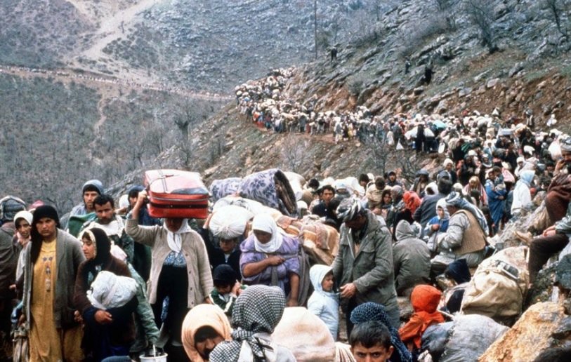 kozluklufuat's tweet photo. Açlık, soğuk ve korku. Bu üç kavram 1991’deki büyük Kürt göçünün fotoğrafını oluşturan unsurlardı. Iraklı Kürtler, büyük bir insani trajediyle karşı karşıya kaldı. Ben TANIĞIM, ORADAYDIM. ABD ve Avrupa onları sattı! Yarım milyondan fazla insan Türkiye sayesinde hayatta kaldı. https://t.co/pIK7gd09iX