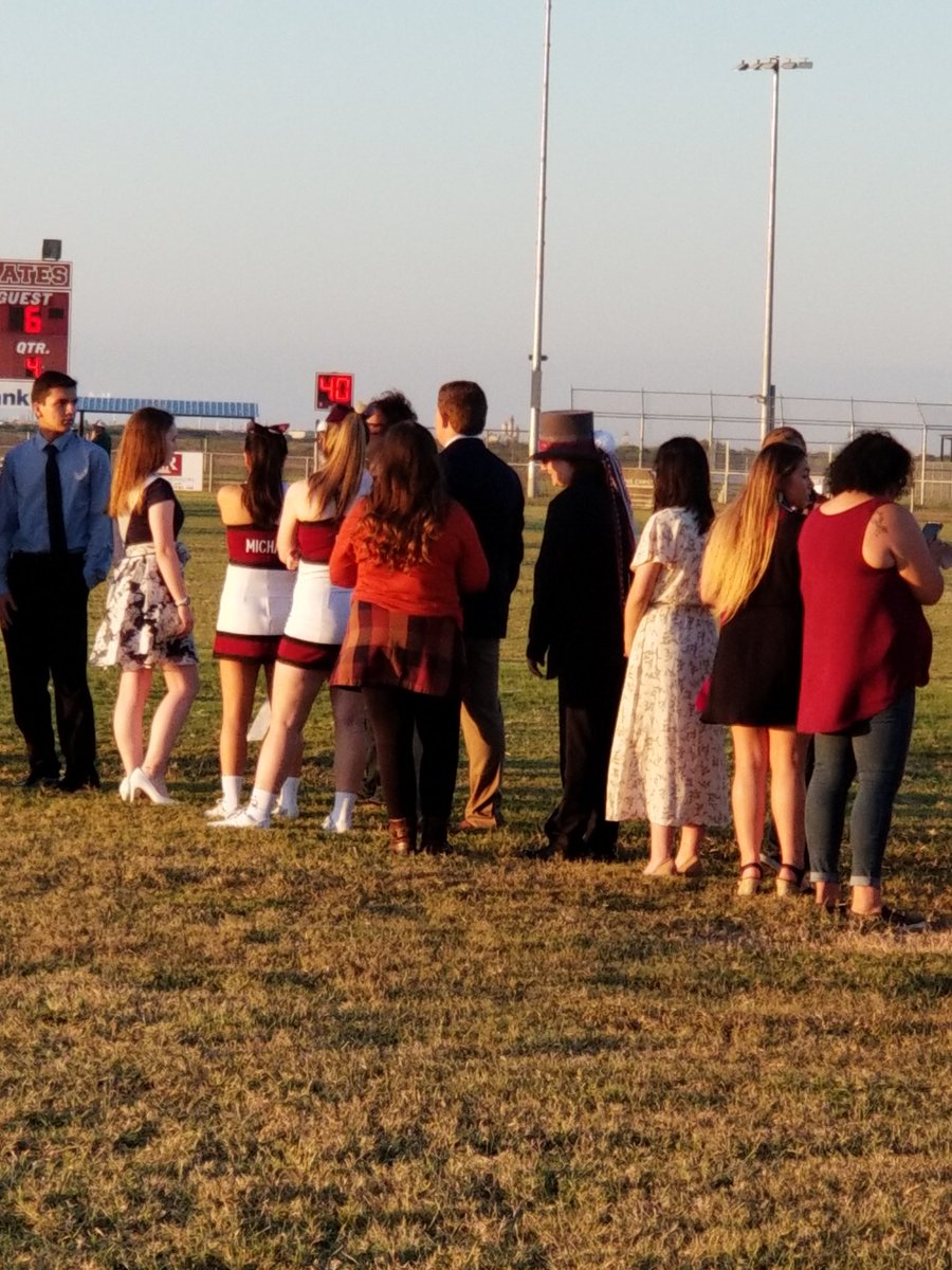 Teacher_Stubbs's tweet photo. Ok. Not OUR Homecoming Rep....but more like your Cousin or Step Brother
#HOCO2019 #LondonHS #NerdPower https://t.co/z6UuaR6dS4