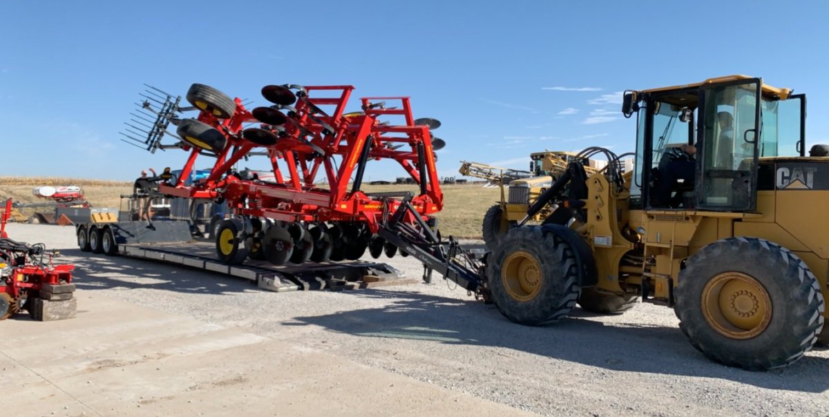 torryseiler's tweet photo. #DeliveryDay is the best day. @AGCOcorp #SunflowerMfg 4630-11. This monster is super easy to level, set, and leaves a nice finish! Looks good behind that #ChallengerAg 1050 too 🚜😍 @butler_ag @butlermachinery #MakeTillageGreatAgain https://t.co/unlIwtSYxH