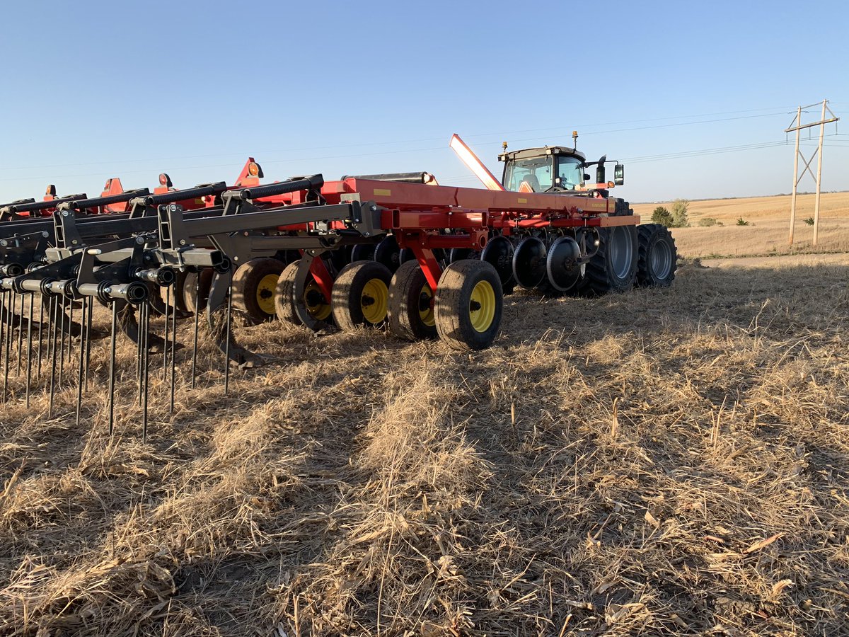 torryseiler's tweet photo. #DeliveryDay is the best day. @AGCOcorp #SunflowerMfg 4630-11. This monster is super easy to level, set, and leaves a nice finish! Looks good behind that #ChallengerAg 1050 too 🚜😍 @butler_ag @butlermachinery #MakeTillageGreatAgain https://t.co/unlIwtSYxH