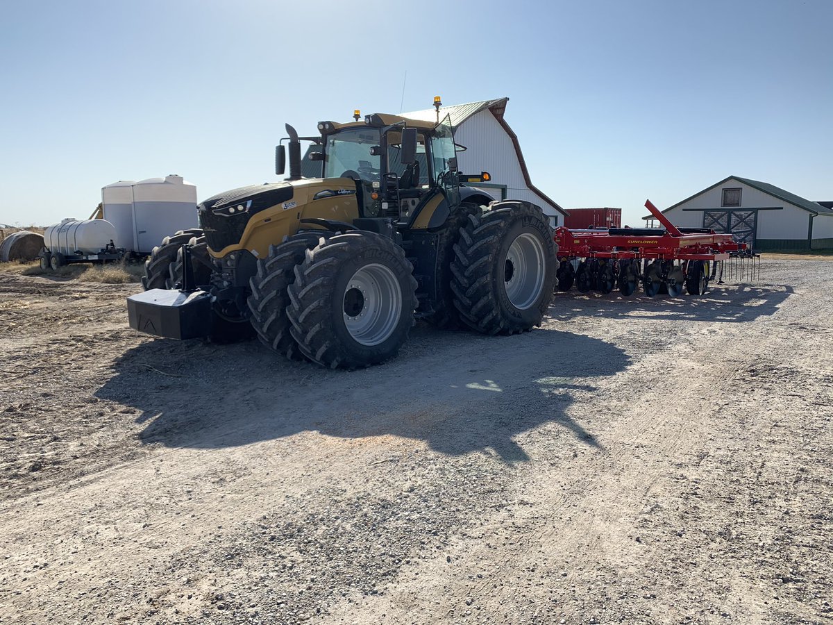 torryseiler's tweet photo. #DeliveryDay is the best day. @AGCOcorp #SunflowerMfg 4630-11. This monster is super easy to level, set, and leaves a nice finish! Looks good behind that #ChallengerAg 1050 too 🚜😍 @butler_ag @butlermachinery #MakeTillageGreatAgain https://t.co/unlIwtSYxH