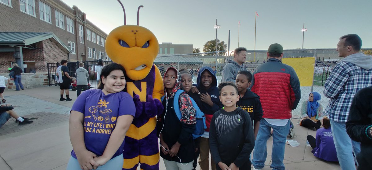 HopenDalton's tweet photo. Future Hornets Night @N2SportsNKCHS @CRESCheetahs is in the house!  @AshnaAbdulla1 https://t.co/hzFzlIXWmg