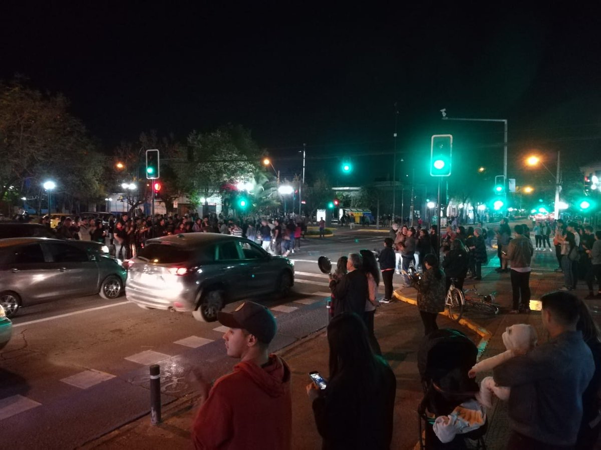 espantaves's tweet photo. Movilización y protesta absolutamente pacífica en metro estación Santa Isabel, ya que no hay presencia de carabineros. Apoyo transversal de automovilistas. https://t.co/j08Wn9uFVS