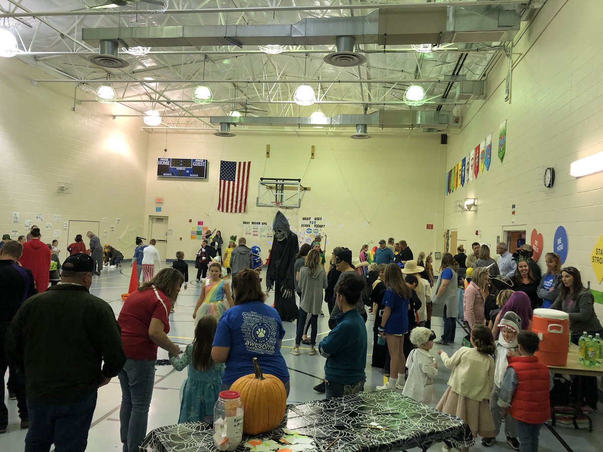 Great Fall Family Party <a href="/Lake/">Seth Lake</a> Maleony. Thank you <a href="/RobinVahle/">Robin Vahle</a> catching anything that moves.