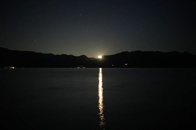 FreeFlowRising's tweet image. The moon setting behind mountains. ift.tt/35JMd7Q