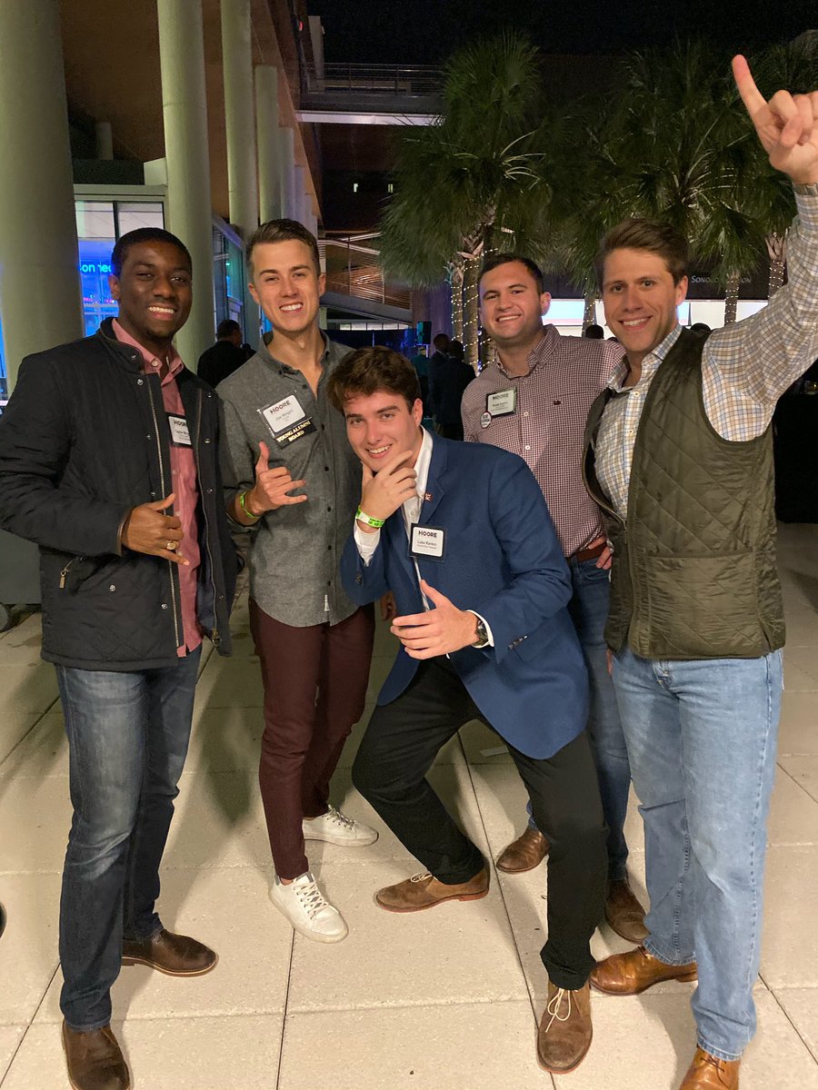 What a group of <a href="/UofSCSG/">UOFSC STUDENT GOVERNMENT</a> <a href="/UofSC/">University of South Carolina</a> presidents at Shuck and Shag ! #SpursUp