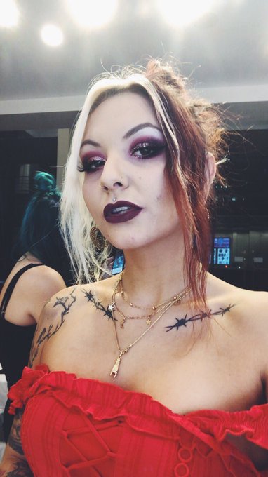 Serving looks and spider hunting at merch tonight @SGBlackheart ❤️ https://t.co/Ni46GVI7HR