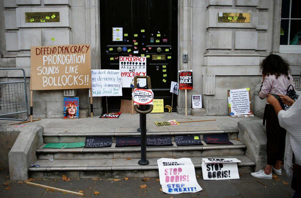 Reuters's tweet photo. Angry over Brexit, thousands to gather in London demanding new referendum https://t.co/DkVuiDIbJS https://t.co/wUAWu6Bzck