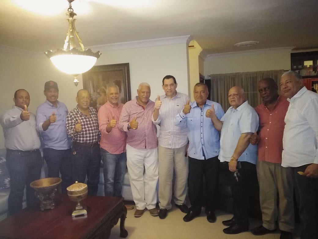 JoseMontasD's tweet photo. Encuentro de los principales líderes del @prm_oficial con parte de la familia Penn, encabezada por Fausto,Lilo y Valerio Penn. •
•
•
#prm👍🏽
#jmalcalde #Sabeloquehayquehacer https://t.co/Rhss08UbKH