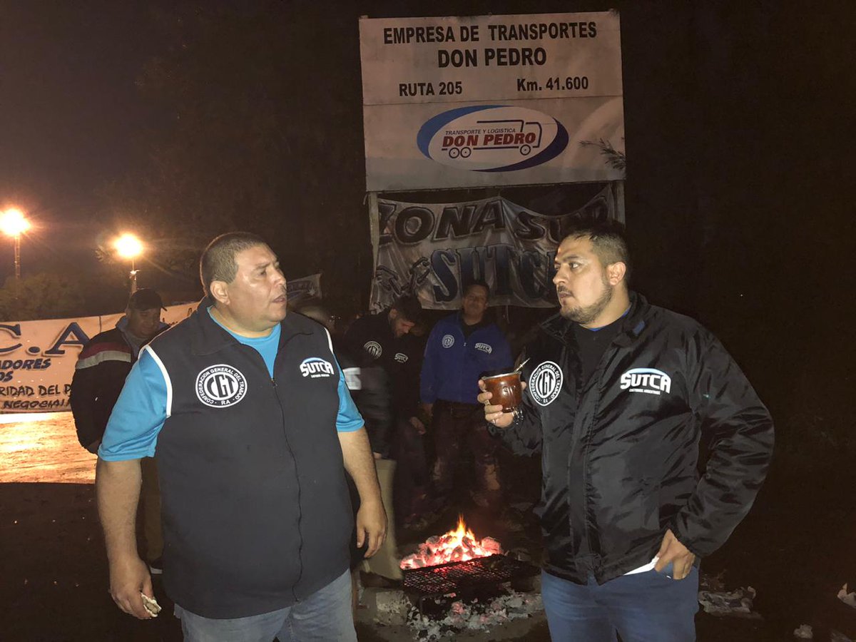 Chris_Lopez_Ok's tweet photo. @LosCustodios paralizaron servicios d #correo y #paqueteria d @DHLMex en #Argentina @cgt_camioneros,@PabloHMoyano @hugoamoyano,@21_nacional @pablomoyano_ok,@SergioSutpa @Sutravipcasa,@suvicocba @caesbainfo,@ProsegurAR @SecuritasArg,@G4S @JuvSindicalNac,@SeguridadProv @CronicaTVOK https://t.co/1SPeTvuads