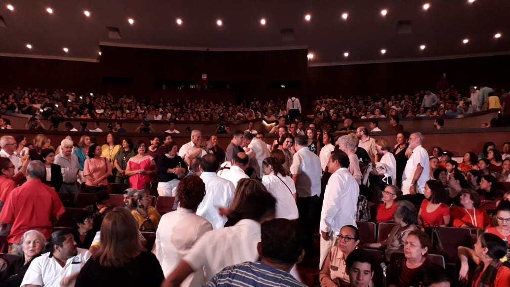 xevtfm's tweet photo. #LoReciente Ingresa el gobernador @adan_augusto López al Teatro Esperanza Iris para inaugurar el Festival Ceiba 2019. https://t.co/KvAHpDBO0X