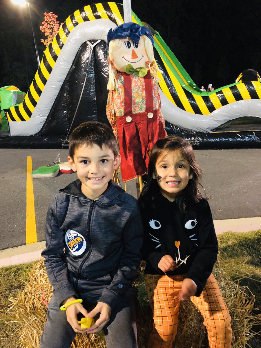 amontejo132's tweet photo. My favorite event of the year! #fallfestival @MtnViewES #allthefriends #allthestudents #somuchfun https://t.co/XvsDj2lTpd