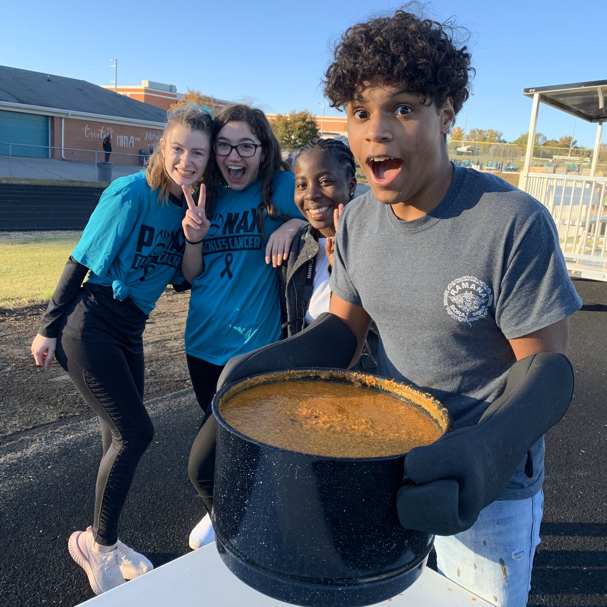 ponaxinteract's tweet photo. Thank you to everyone that helped out with the homecoming football game tonight! We were so glad to have partnered with humanities club to help feed MHS staff and our Rotary sponsors! https://t.co/OFU6AuQZ1Y