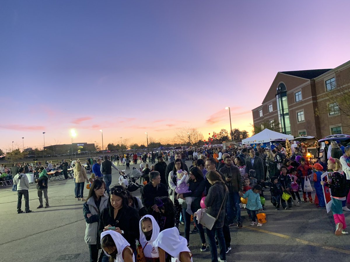 Tonight’s Trunk or Treat was a HUGE Success!  We had thousands of trick or treaters come out on this gorgeous Friday night!  Huge thanks to all of our volunteers and trunk decorators and Congratulations to our winners!