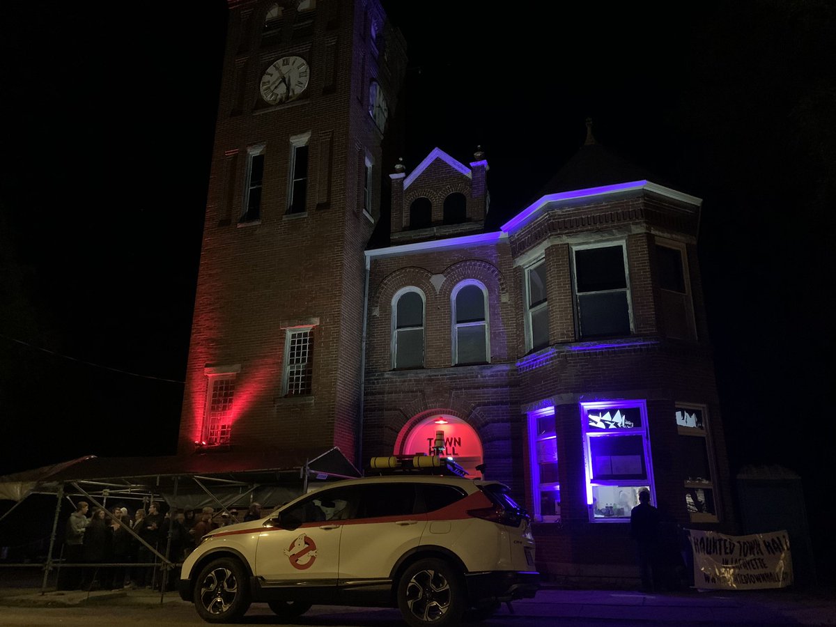 columbusgb's tweet photo. We are investing the unusual happens and meeting with Mayor Joseph #ghostbusters #columbusgb #ghostcorps https://t.co/UFo5UX1h2N