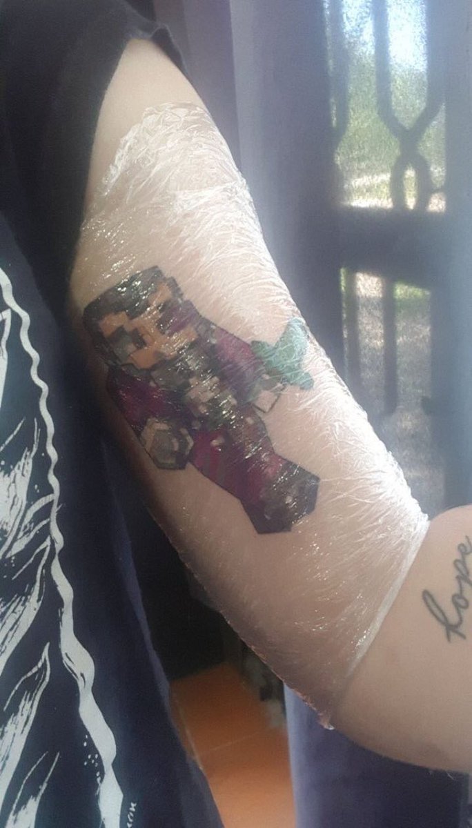 Y cumplí mi sueño! Para los que no sepan Vegetta777 fue quien me dio las ganas de comenzar con mi canal de YouTube, sin el esto no hubiera existido. Le debo mucho y esta es mi manera de agradecerlo. ❤️
Tengo pensado hacerme más tatuajes pronto!