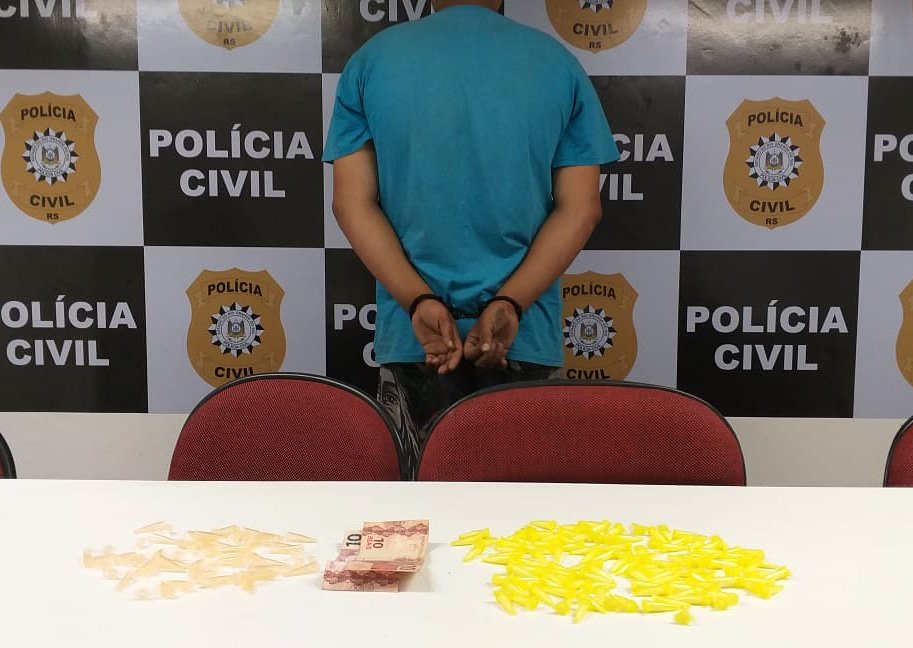 *DENARC* prende traficante próximo à escola,  na tarde desta sexta-feira (18/10),  prendeu em flagrante um indivíduo de 19 anos de idade com centenas de pinos de cocaína, dinheiro trocado,  próximo a Escola Estadual Governador Ildo Meneghetti, no bairro Rubem Berta, Porto Alegre.