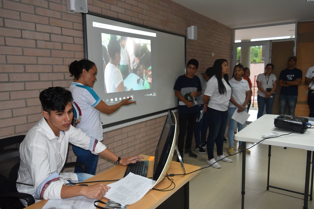 El grupo del programa #OndasGuainía "Astrónomos del Pasado" presentaron en #Waliperri su proyecto de Etnoastronimía con el que buscan registrar saberes ancestrales de los grupos indígenas de la Amazonía, quienes organizaban sus actividades guiándos por las estrellas. #SomosSENA