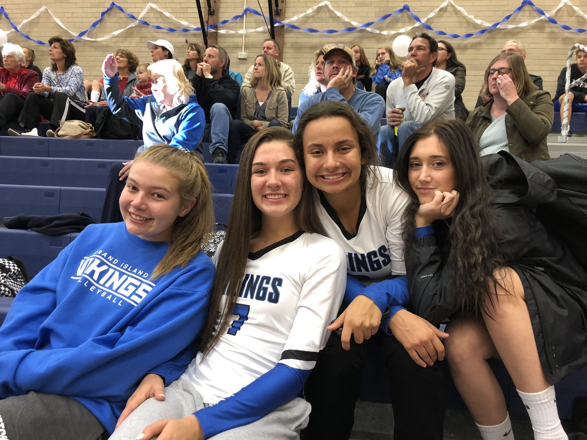 SENIOR NIGHT WINNNNNN

thx to all the fans for coming to watch our girls at their last home game💙