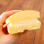 食べてみて。チーズ蒸しパンにバニラアイス挟むと、ふわふわ蒸しパンとアイスが合いすぎる