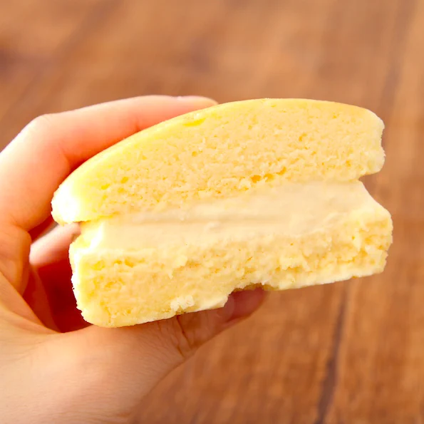 食べてみて。チーズ蒸しパンにバニラアイス挟むと、ふわふわ蒸しパンとアイスが合いすぎる