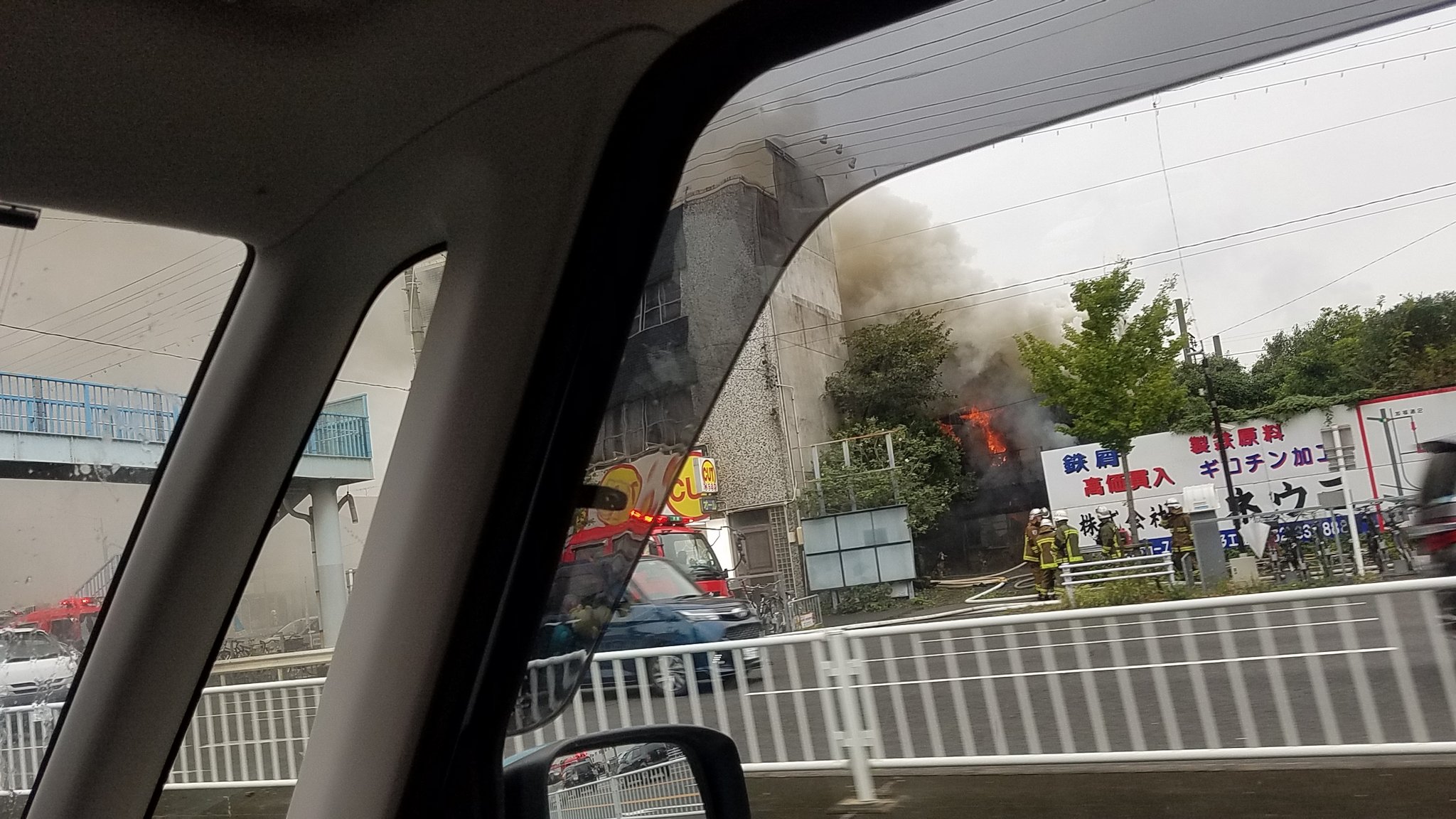 大江駅前の建物で火事が起きている現場の画像