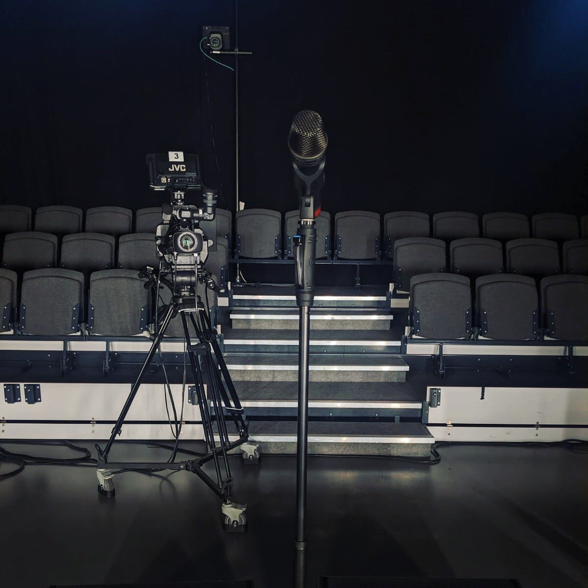 JannieBroadcast's tweet photo. Morning everyone hope you can join me @CalonFM and my special guests tonight at 7pm on https://t.co/fjIl95rIbP from #CentreOfCreativeIndustries @GlyndwrUni #Wrexham #LoversOfBeautifulMusic @nwalestweetsuk @TADMARK1 @VentureVirtual 🎶🎹🎻🎼🎤 https://t.co/Ft4HJ4vllh