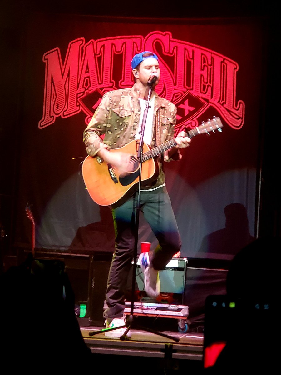 CarrieTergin's tweet photo. THANK YOU Stephanie Crane for my Boss's Day gift: tickets to #ChrisYoung ❤ concert in COMO last night! You know what the boss likes! #MayorBoss @MattStellMusic ❤ @EliYoungBand ❤❤🎶 https://t.co/EHbeTHKXDk