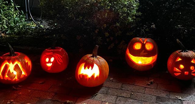 🎶This is Halloween 🎵 Smiling faces hanging out. #jackolantern #pumpkincarving #halloweenparty #friends ift.tt/2J5CdvQ
