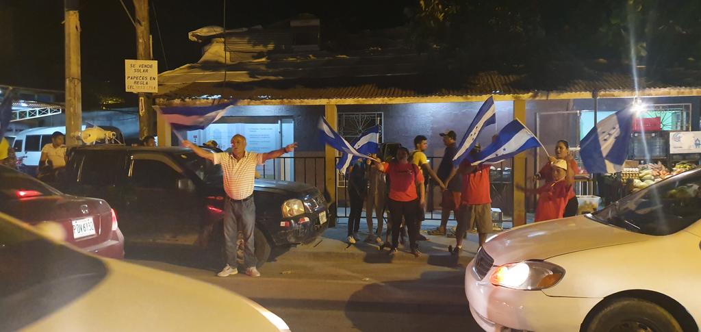 ClaroHable's tweet image. #RHC| Roatán también salen los militantes de libre a las calles a exigir la salida del presidente Juan Orlando Hernández.