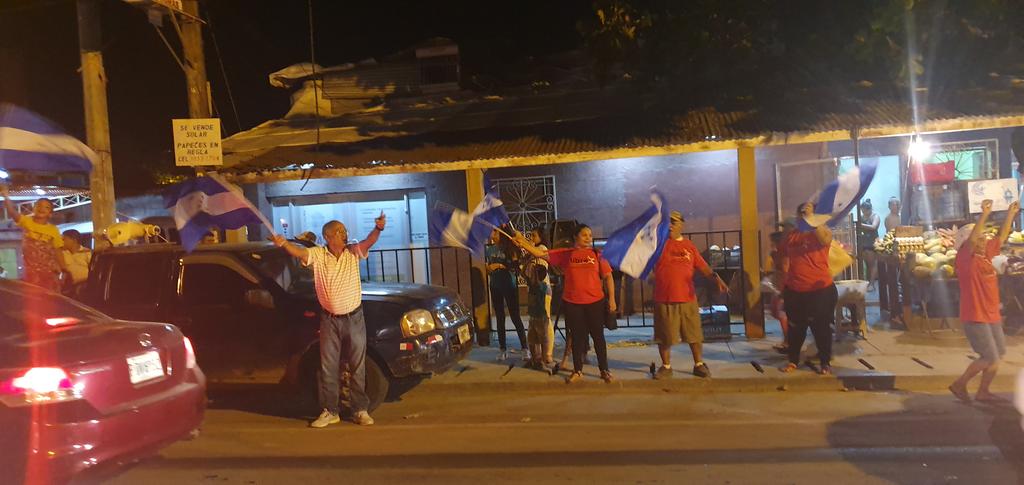 ClaroHable's tweet image. #RHC| Roatán también salen los militantes de libre a las calles a exigir la salida del presidente Juan Orlando Hernández.