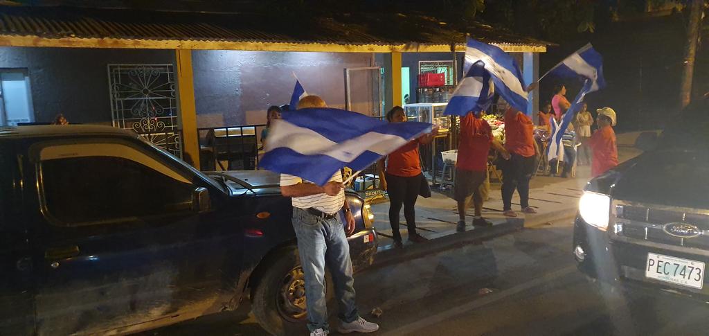 ClaroHable's tweet image. #RHC| Roatán también salen los militantes de libre a las calles a exigir la salida del presidente Juan Orlando Hernández.