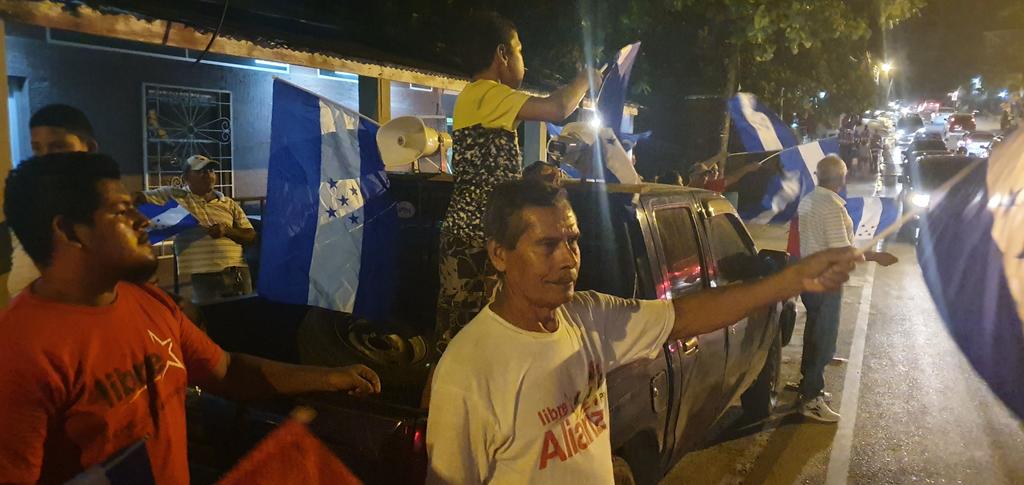 ClaroHable's tweet image. #RHC| Roatán también salen los militantes de libre a las calles a exigir la salida del presidente Juan Orlando Hernández.