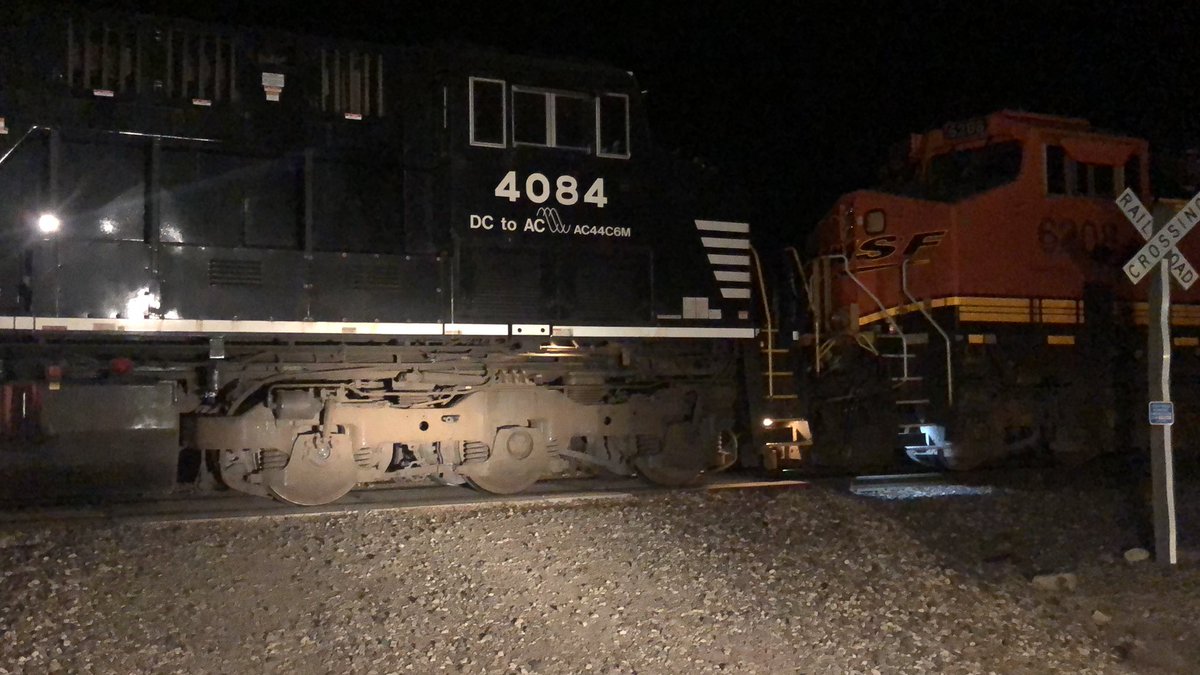 Andrewlee1814's tweet image. This is BS had to stop last engine on the crossing could move the last 75 ft out of the way. Wonder how long this one take to move BTW only way out of the field.