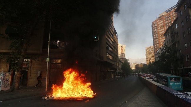 Cooperativa's tweet photo. Debido al Estado de Emergencia, el general jefe de la Defensa Nacional puede restringir la libertad de locomoción y reunión #AlertaCooperativa https://t.co/EkNtko1fx7 https://t.co/MKSsTvUFAe