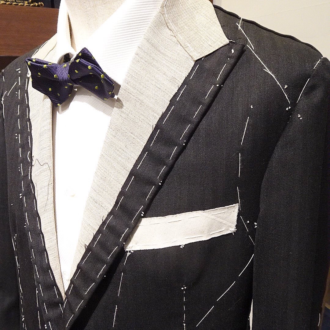 noma56's tweet image. 英国・ハリソンズ REGENCYコレクション、チャコールグレー・ヘリンボーン柄スーツ仮縫いです。

#harrisonsofedinburgh #regency #herringbone #bespoketailoring #bespokesuit #basting 
#uh