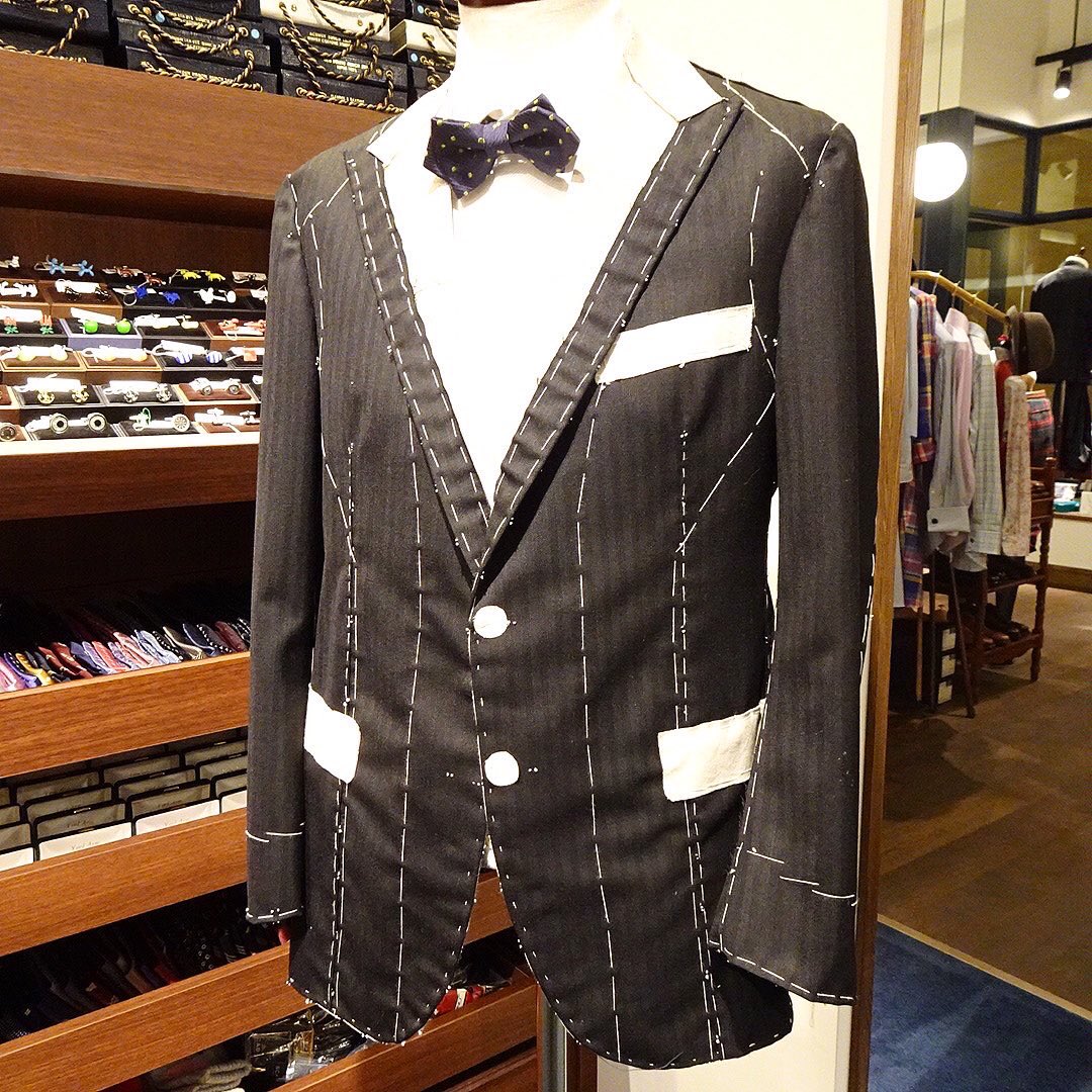 noma56's tweet image. 英国・ハリソンズ REGENCYコレクション、チャコールグレー・ヘリンボーン柄スーツ仮縫いです。

#harrisonsofedinburgh #regency #herringbone #bespoketailoring #bespokesuit #basting 
#uh