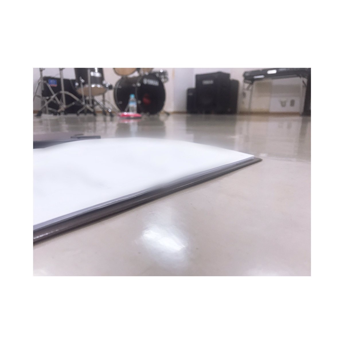 お久しぶりです

本日は大会！！！

あいにくの雨。
そして、なんだかモヤモヤした雰囲気……。

そのせいか、不安と緊張でいっぱいいっぱいな私たち。
ですが、今日は今までの練習の成果を発揮してきます！！

天気も結果も良くなりますよーに！

by.刈屋役のにねんせい🦖