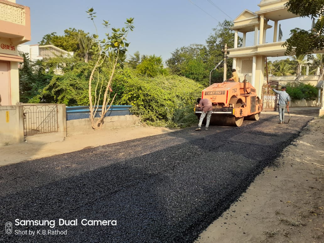MandviCo's tweet photo. Asphalt road resurfacing work at umiyanagar mandvi city @CollectorKutch @dc_mundra https://t.co/1bquOdXr0V