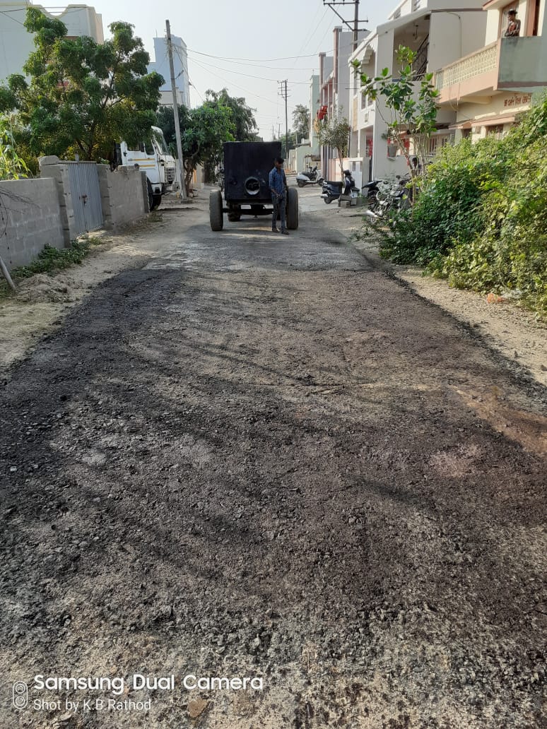 MandviCo's tweet photo. Asphalt road resurfacing work at umiyanagar mandvi city @CollectorKutch @dc_mundra https://t.co/1bquOdXr0V