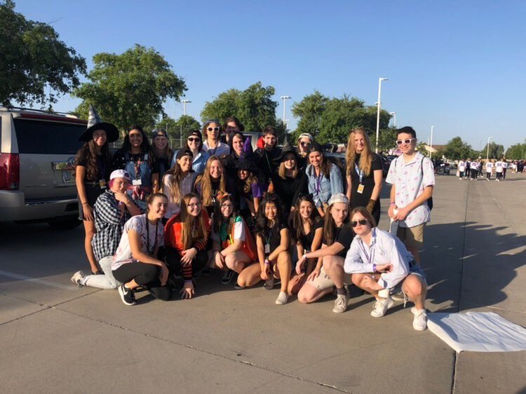 sunrisechoirs's tweet photo. We had tons of fun in the homecoming parade and at the homecoming game tonight! https://t.co/jsyIyKUUQZ