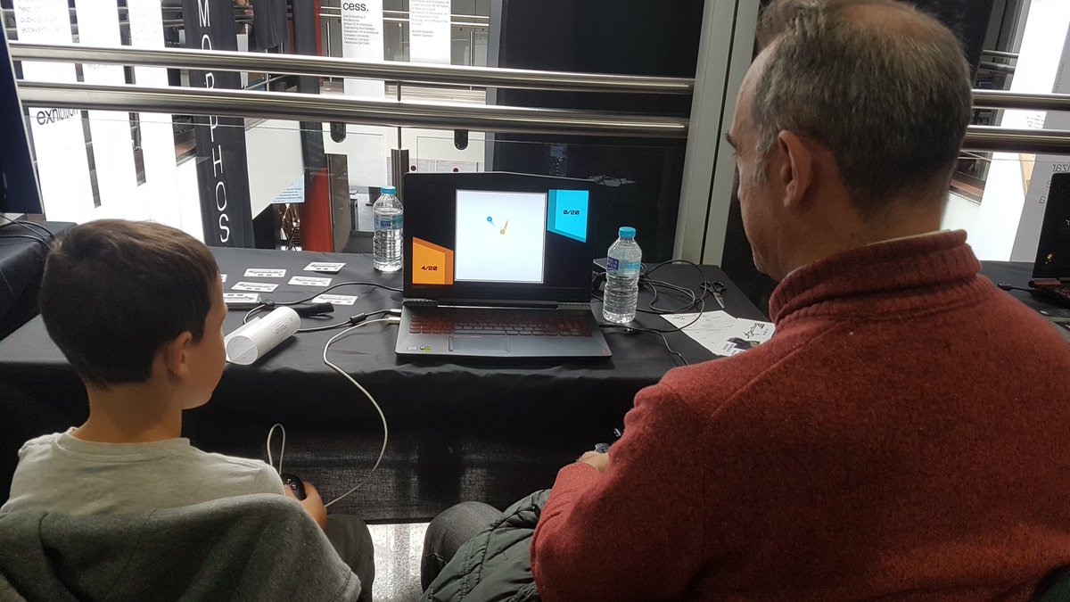 JotaMDev's tweet photo. Peques y mayores disfrutan también de CatchMe! 😁 #DevTalksUEM #indiedev https://t.co/jPhQ2NcY6U