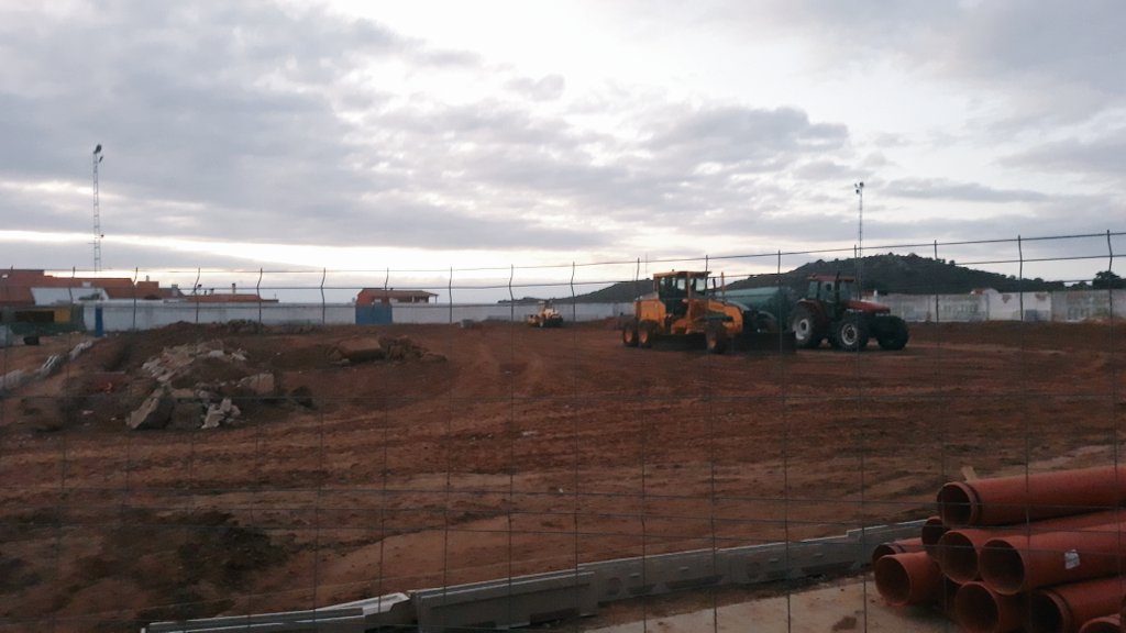 ⚠️🏗| Siguen las obras en nuestro campo para el futuro césped artificial que todos los obandin@s deseamos. ¡Aúpa Obandino! 💛💙