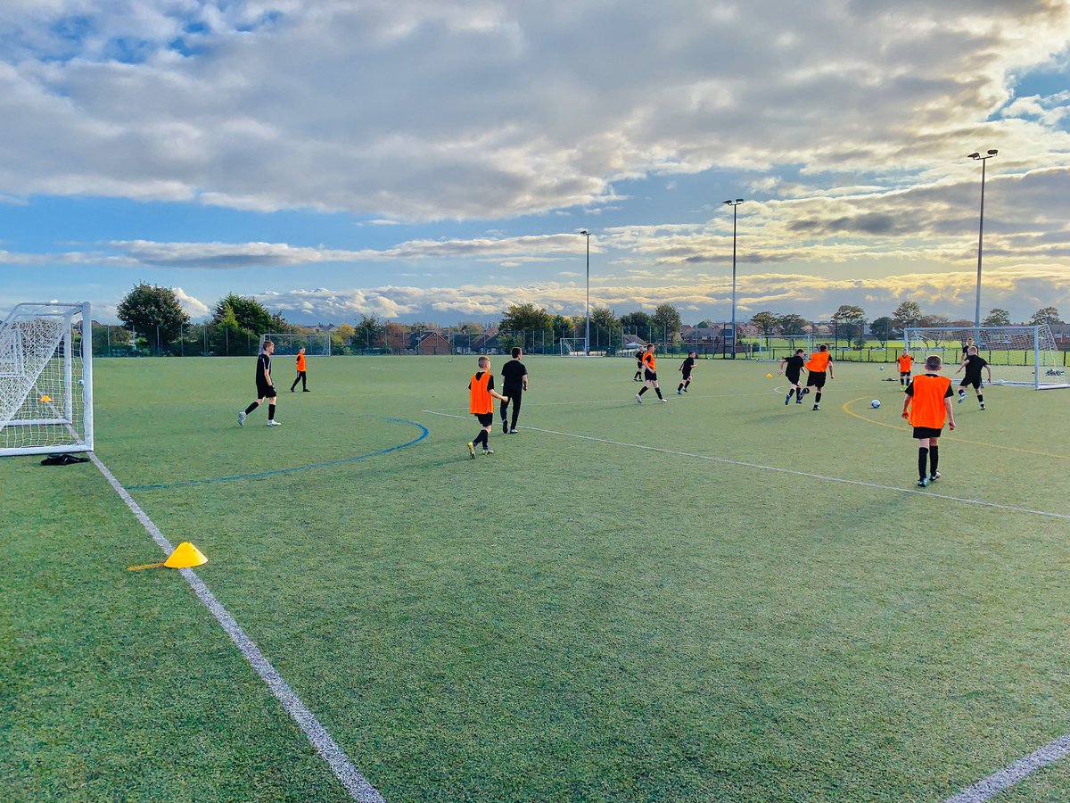 SSFCacademy's tweet photo. We’ve all enjoyed another brilliant week at Mortimer supporting the Futures Academy students #BestSchoolDaysEver 

Good luck to all players who are playing for their clubs this weekend #BetterNeverStop 

@SouthShieldsFC 🤜💥🤛 @MortimerCC https://t.co/jVwKUWeRWc